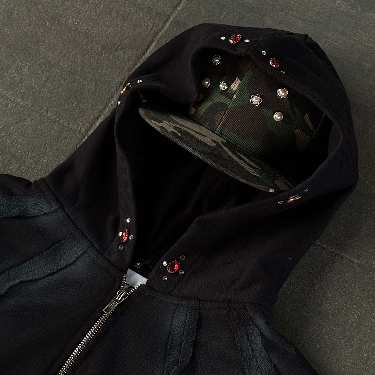ROCKABILLY BLACK FREQ CROPPED HOODIE